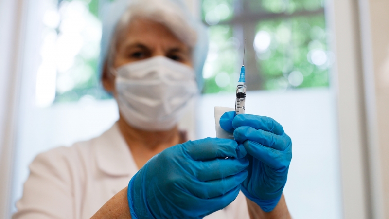 «Будет протекать тяжело»: как сочетаются прививки от энцефалита и коронавируса
