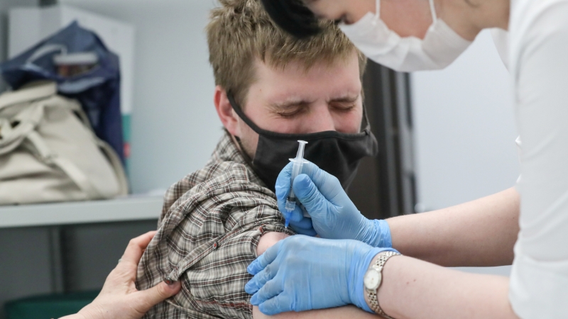 COVID-19 в России: рост заболеваемости и нехватка вакцин