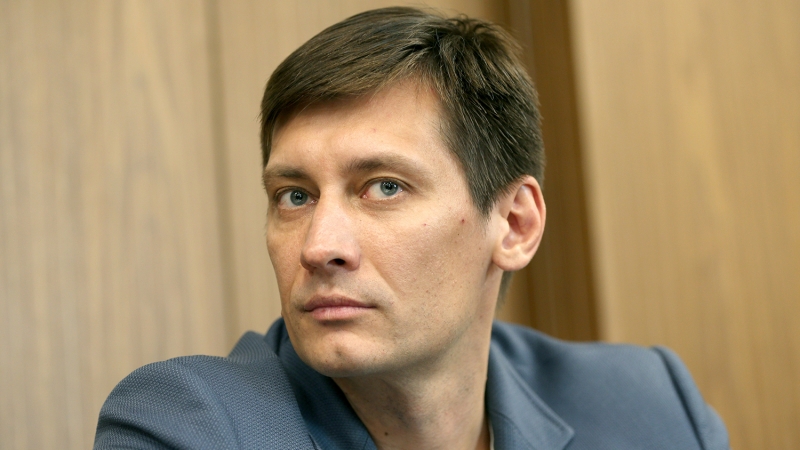 «Ему там будет комфортно»: как на Украине и в России относятся к отъезду Гудкова
