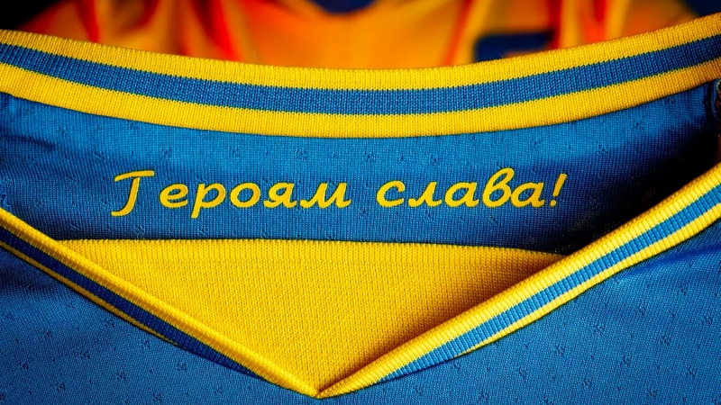 «Надпись заклеят»: УЕФА запретил лозунг «Героям слава» на форме Украины