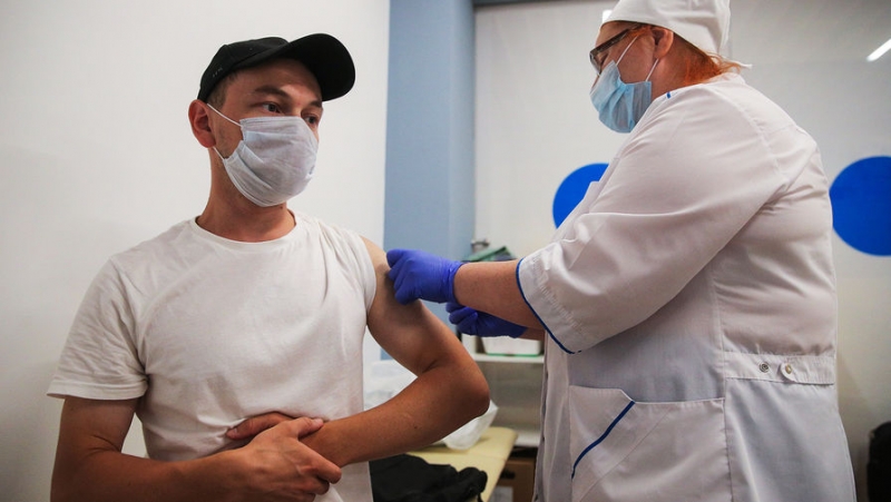 «Просто идем и делаем укол»: безопасно ли повторно вакцинироваться от COVID-19
