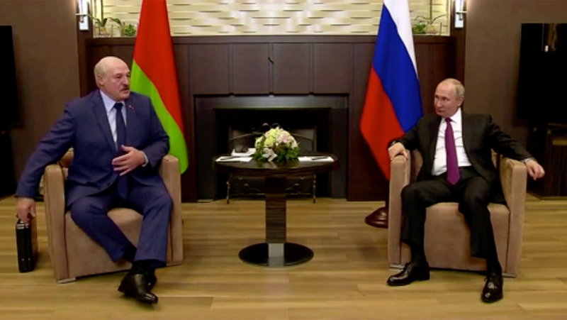 Тайна черного чемоданчика: какие документы привез Путину Лукашенко