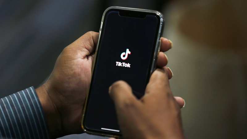 «Узнать о человеке все»: зачем TikTok собирает биометрию пользователей