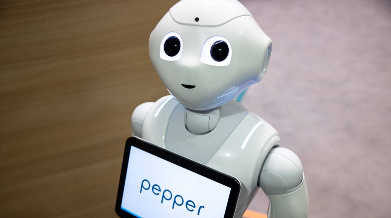 Жал руку президенту, проводил похороны: чем знаменит робот Pepper